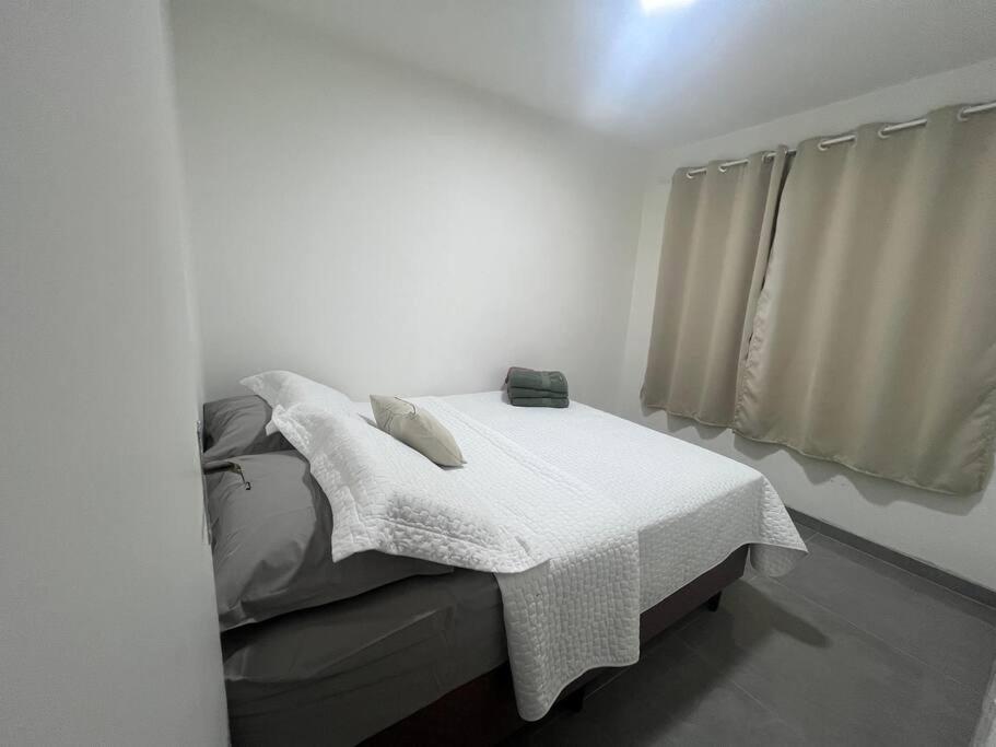 Apartamento 2 Quartos, Prox Outlet Br E Hospitais Possui Lava E Seca *